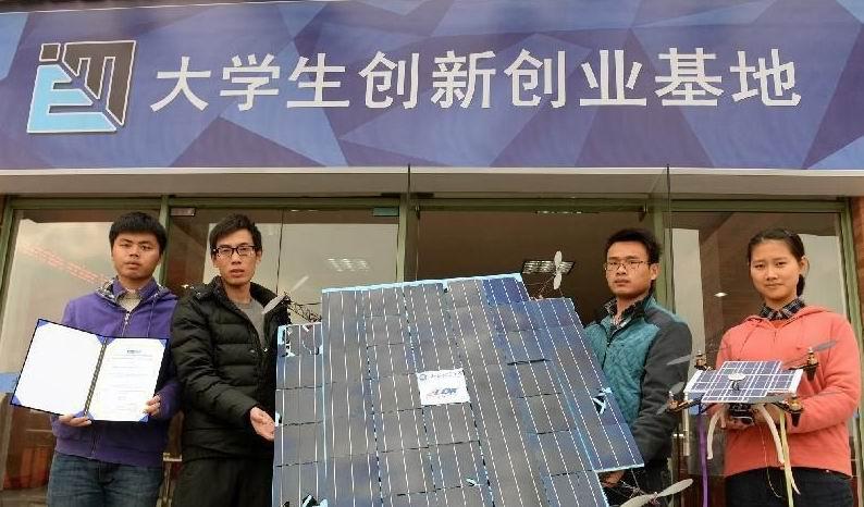 再生资源技术设计大赛上,由南昌航空大学学生自主研发的全太阳能无人